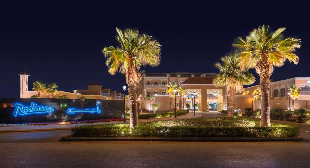 راديسون مطار